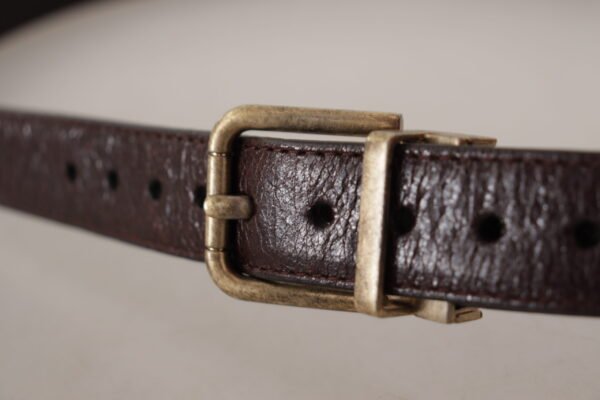 4288300.jpg Elegant Leather Belt with Engraved Buckle